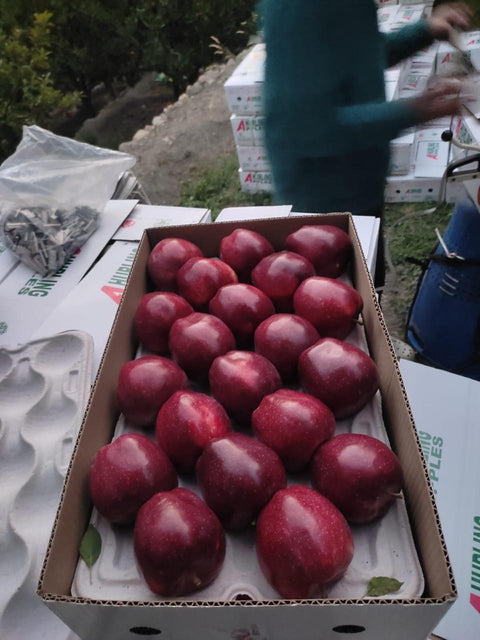 Farmveda Premium Red Royal Himachal Apples - Certified Natural, Pesticide-Free, High-Altitude Cultivation from Spiti District, Crunchy & Juicy, 2 Kgs, Fresh Delivery by Tuesday 29th November